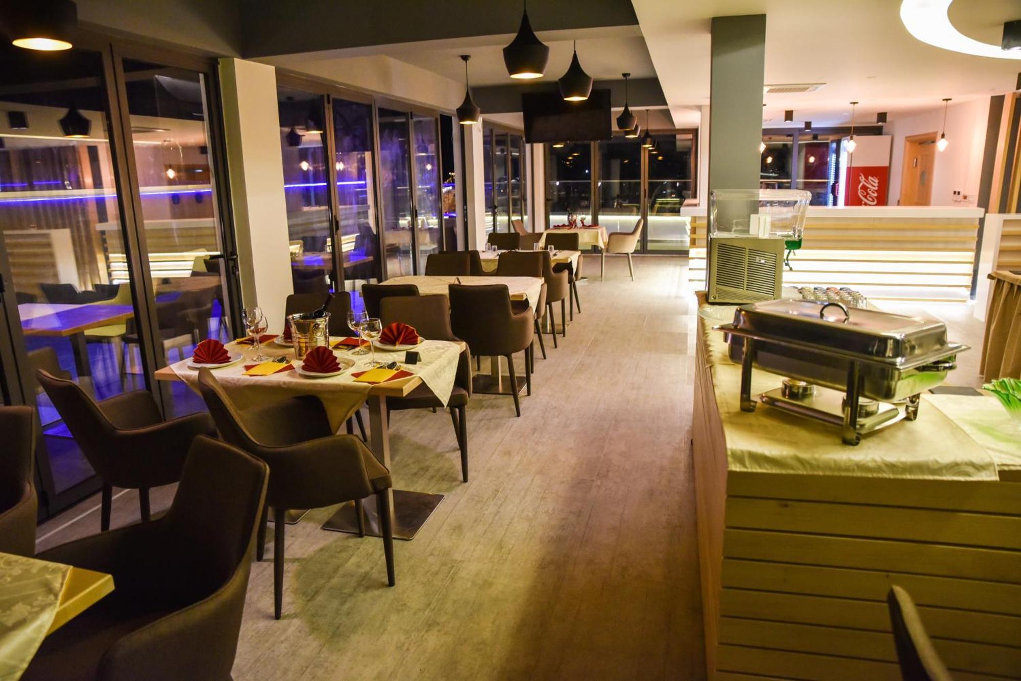 Hotel Evropa Улцинь Екстер'єр фото