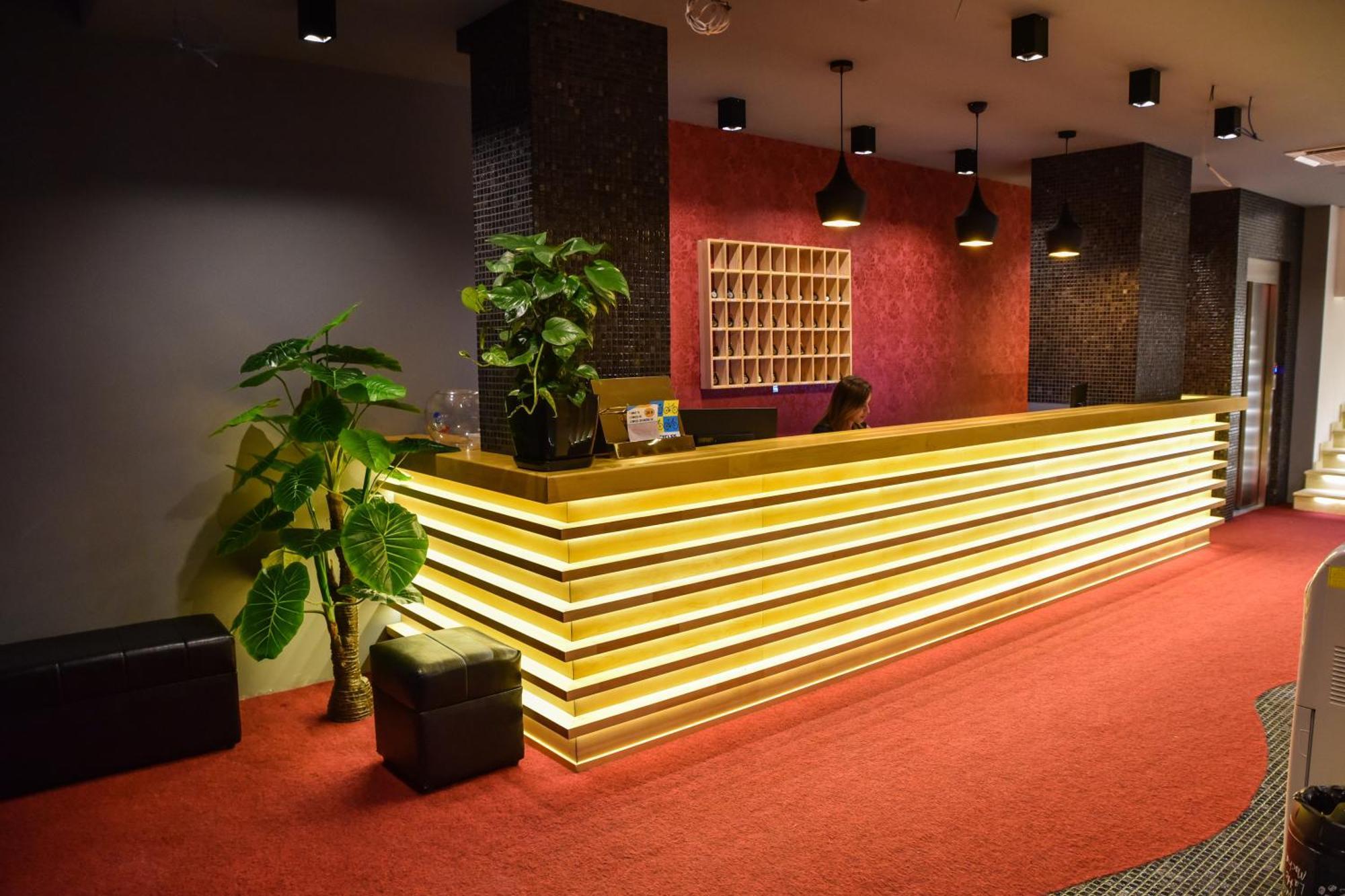 Hotel Evropa Улцинь Екстер'єр фото