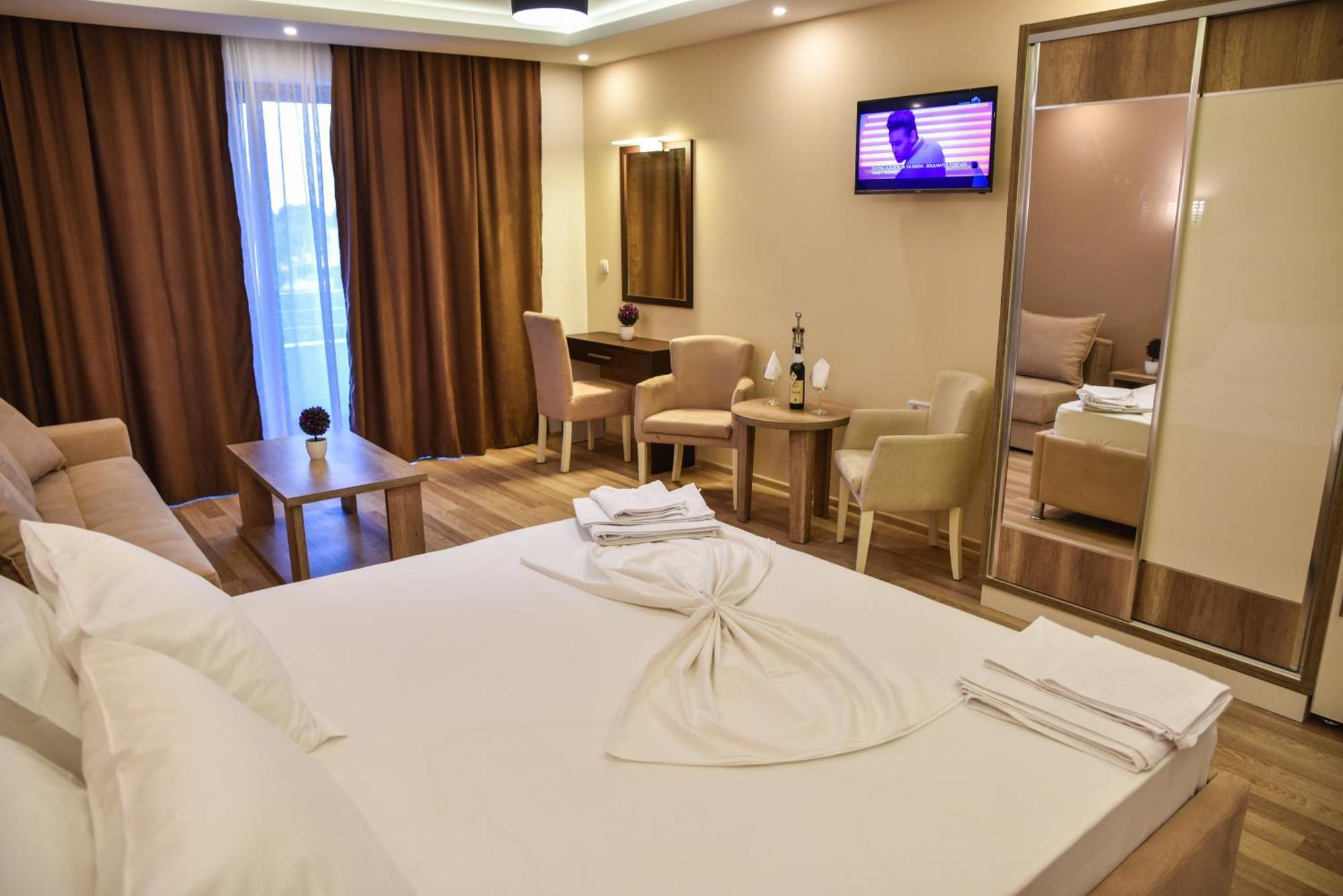 Hotel Evropa Улцинь Екстер'єр фото