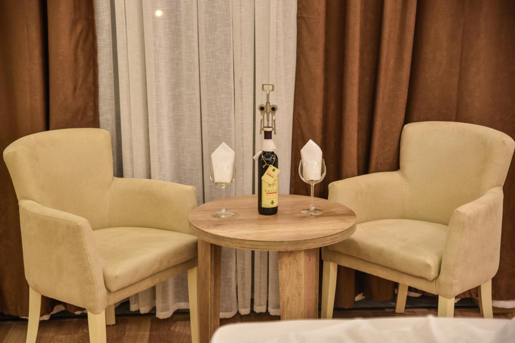 Hotel Evropa Улцинь Екстер'єр фото