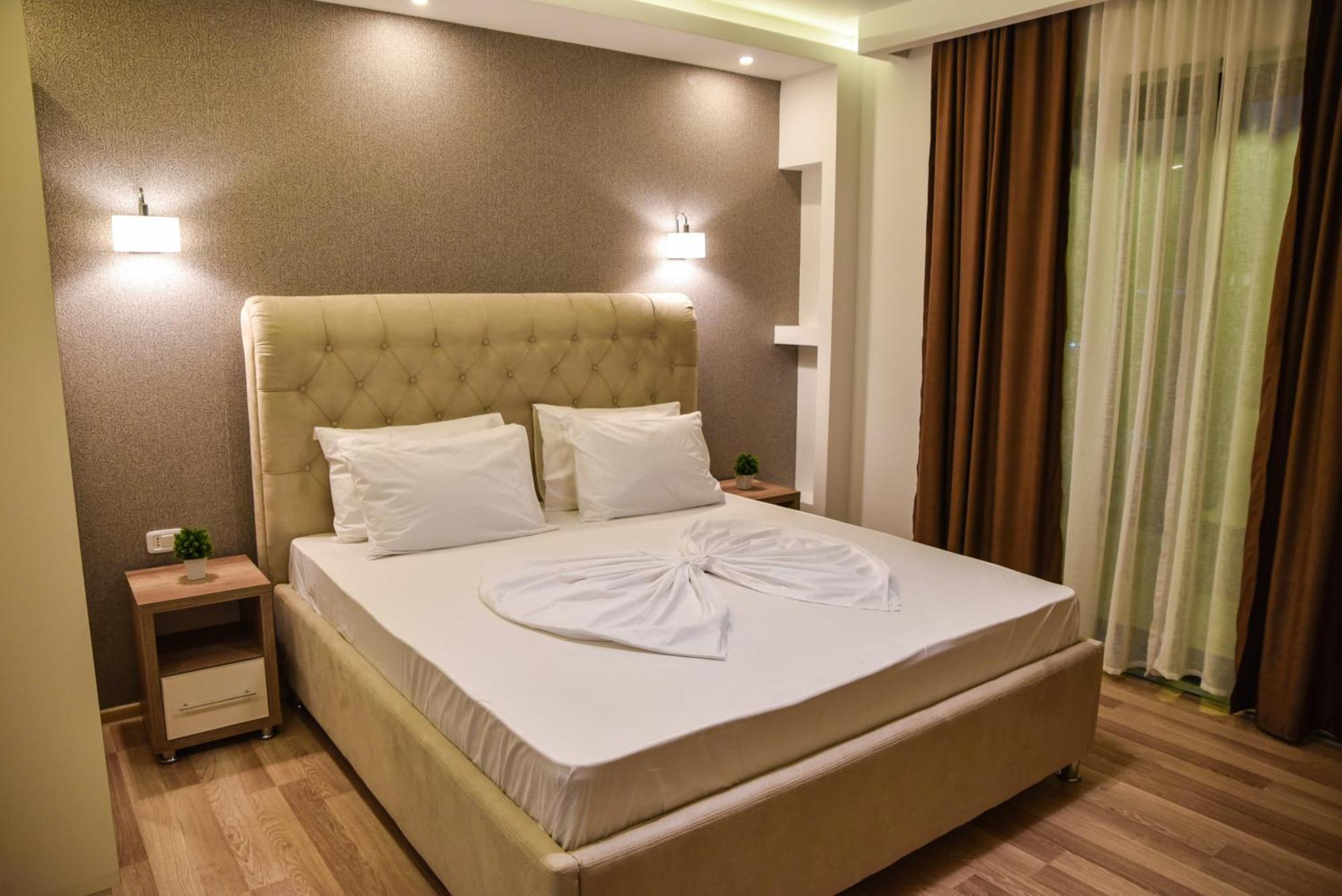 Hotel Evropa Улцинь Екстер'єр фото
