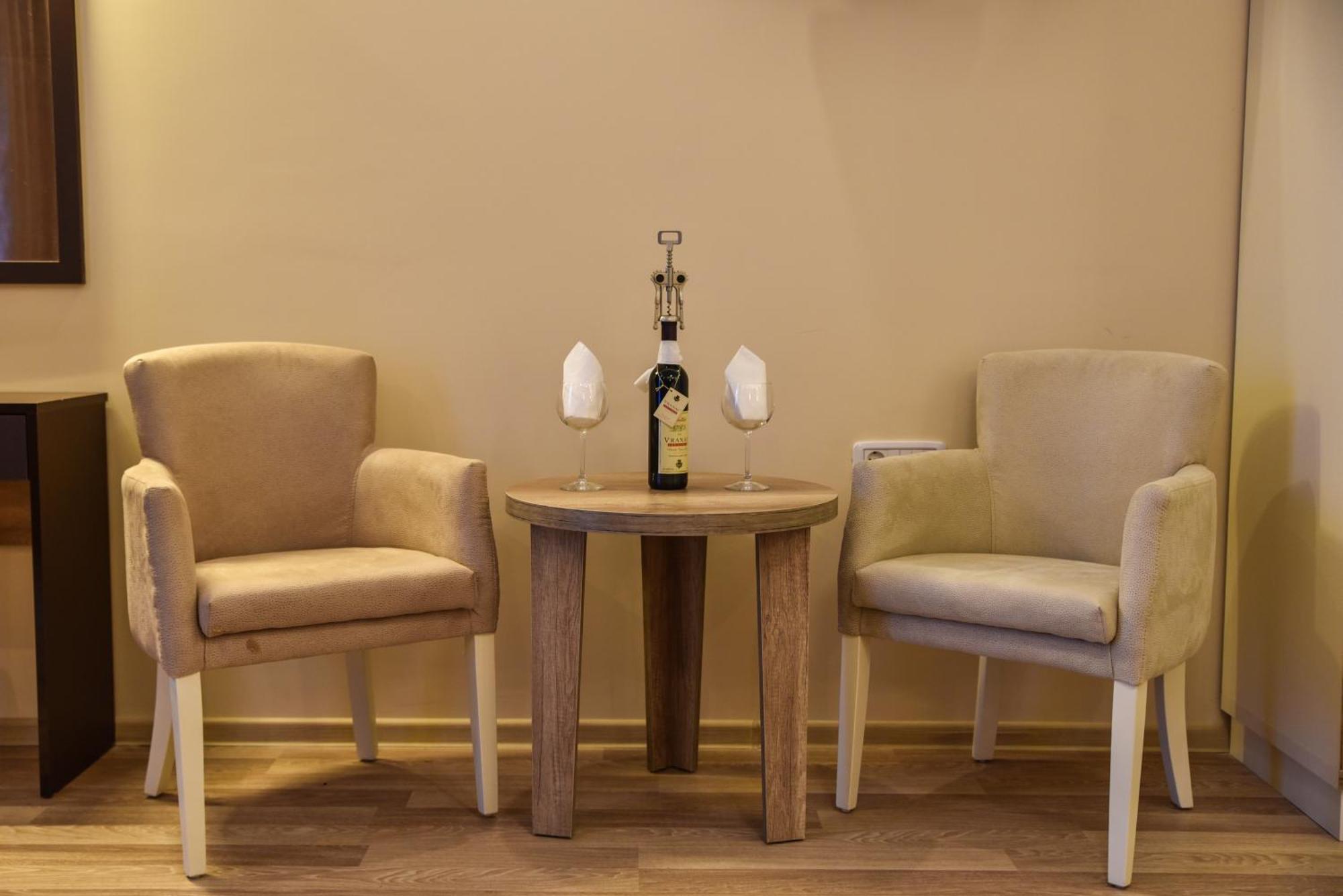 Hotel Evropa Улцинь Екстер'єр фото