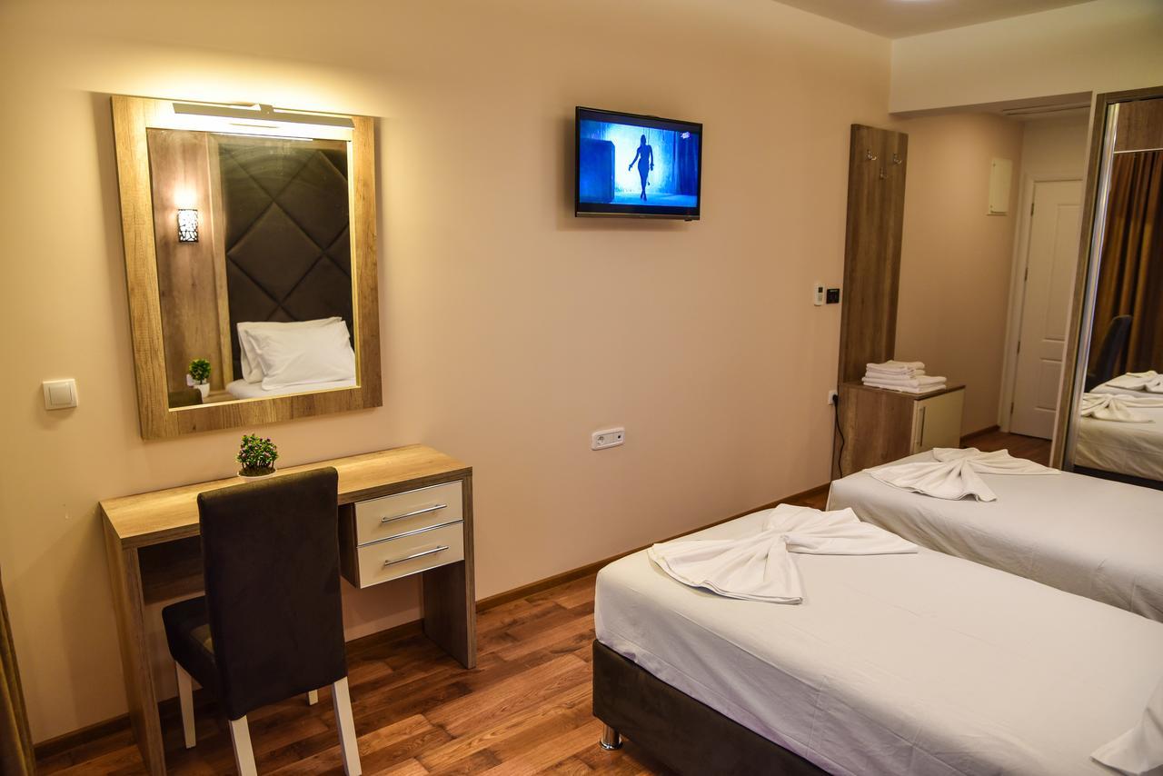 Hotel Evropa Улцинь Екстер'єр фото