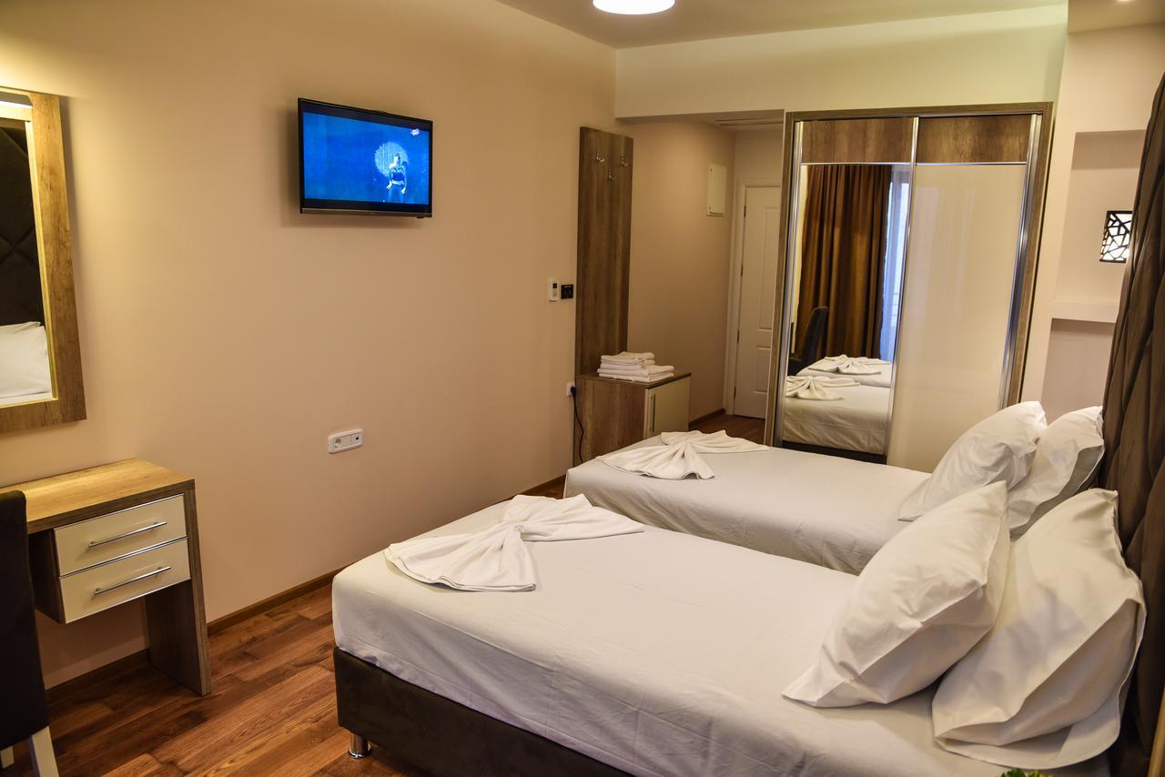 Hotel Evropa Улцинь Екстер'єр фото